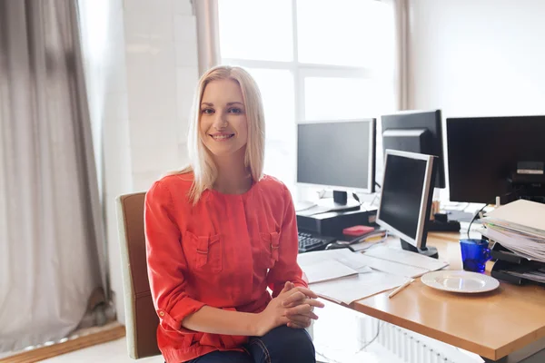 Heureuse créative employée de bureau avec des ordinateurs — Photo