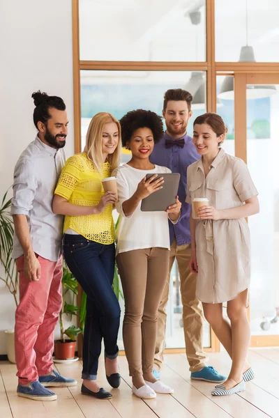 Kreativa team med TabletPC och kaffe på kontoret — Stockfoto