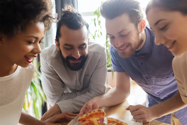 Šťastný obchodní tým jíst pizzu v úřadu — Stock fotografie