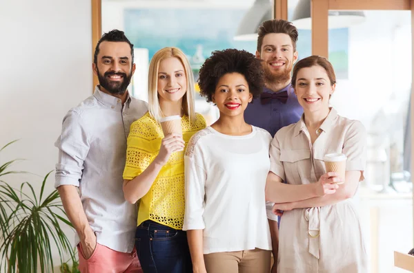 Feliz sorrindo equipe criativa com café no escritório — Fotografia de Stock