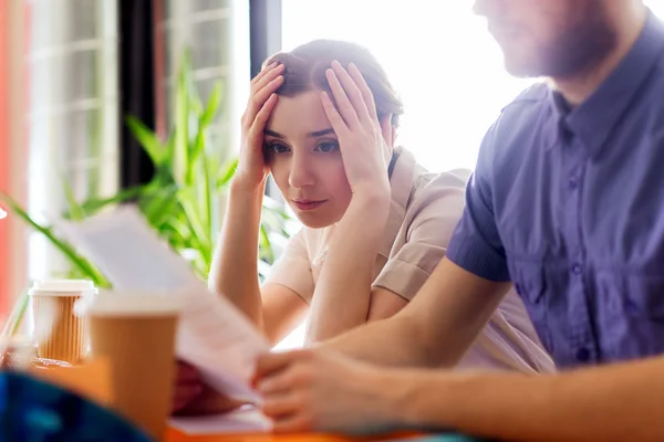 Kreativteam mit Lesepapier im Büro — Stockfoto