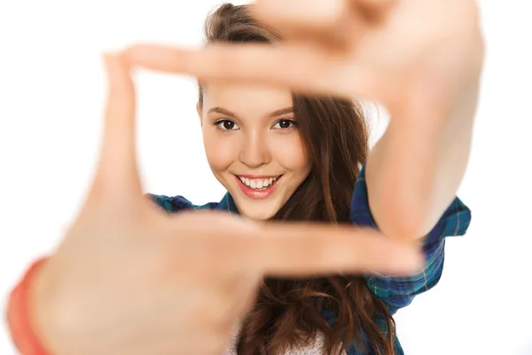 Gelukkig tienermeisje frame van vingers maken — Stockfoto