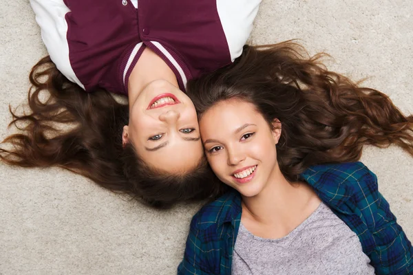 Glücklich lächelnde hübsche Teenager-Mädchen auf dem Boden liegend — Stockfoto