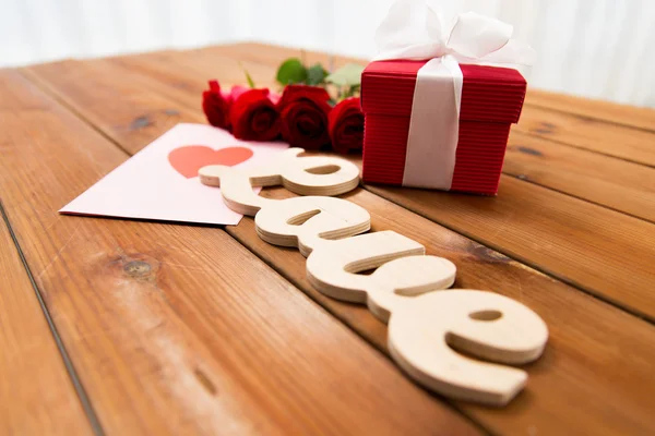 선물 상자, 빨간 장미와 인사말 카드의 클로즈업 — 스톡 사진