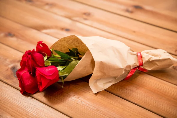 종이에 싸여 빨간 장미 다발의 클로즈업 — 스톡 사진