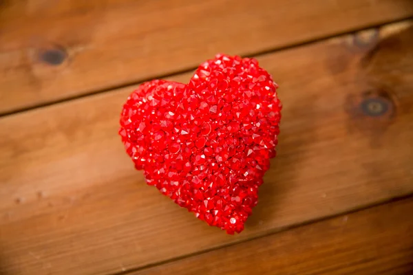 Primer plano de la decoración del corazón rojo en madera —  Fotos de Stock