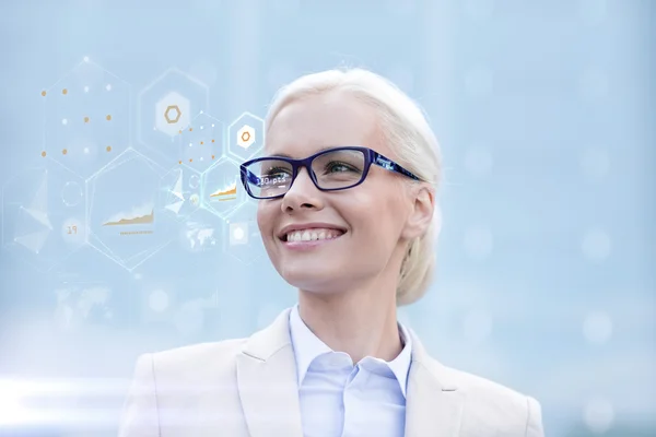 Joven mujer de negocios sonriente en gafas al aire libre —  Fotos de Stock