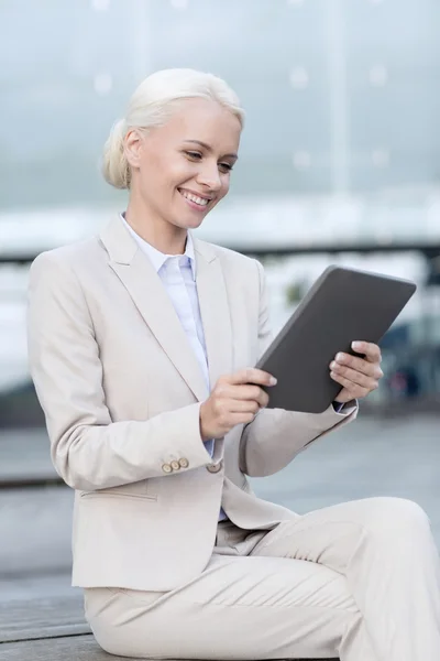 Femme d'affaires souriante avec tablette PC à l'extérieur — Photo