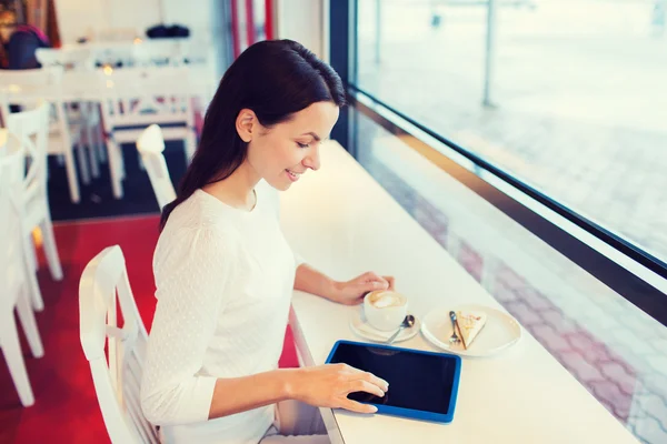 Χαμογελαστή γυναίκα με tablet pc και καφέ στο café — Φωτογραφία Αρχείου