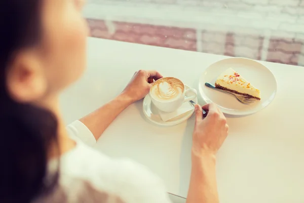 Primer plano de las manos de la mujer con pastel y café — Foto de Stock
