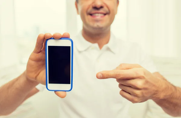 Close-up van vrolijke man met smartphone thuis — Stockfoto