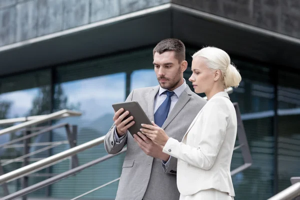 Empresarios con tableta pc al aire libre — Foto de Stock