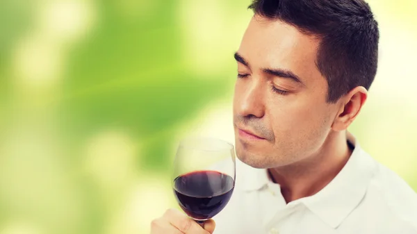 Cam şarap kırmızı içme mutlu adam — Stok fotoğraf