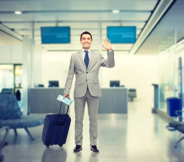 Hombre de negocios feliz en traje con bolsa de viaje — Foto de Stock