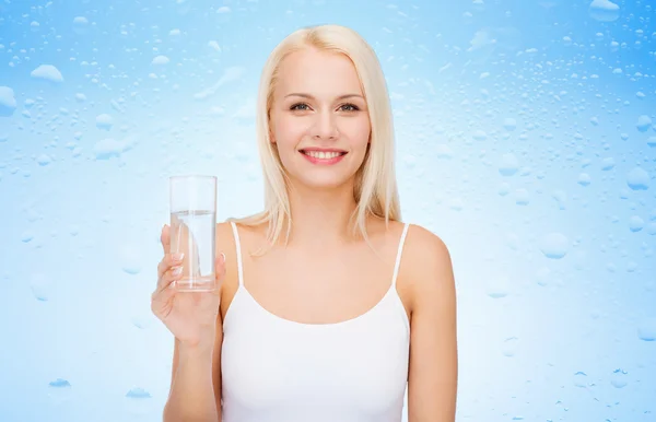 Mosolygó fiatal nő pohár vizet — Stock Fotó