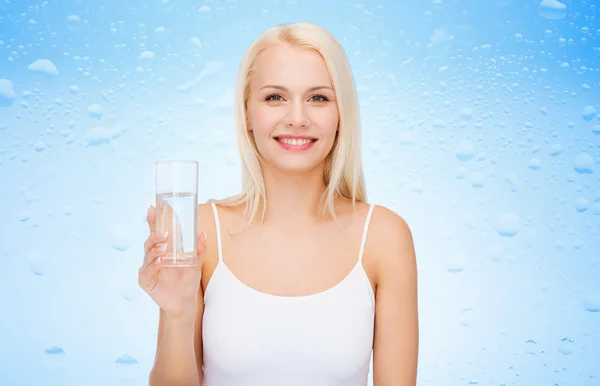 Unga leende kvinna med glas vatten — Stockfoto