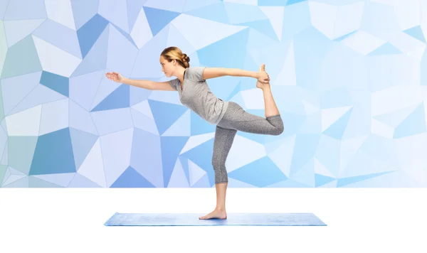 Kvinna att göra yoga i Sagan om dans Posen på matta — Stockfoto
