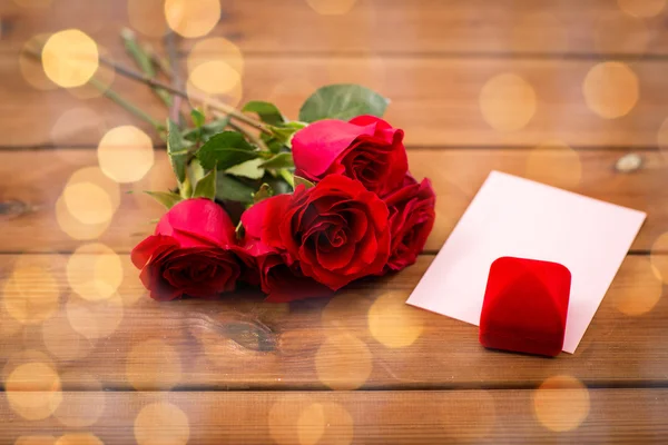 Zavřete z krabičky, červené růže a blahopřání — Stock fotografie