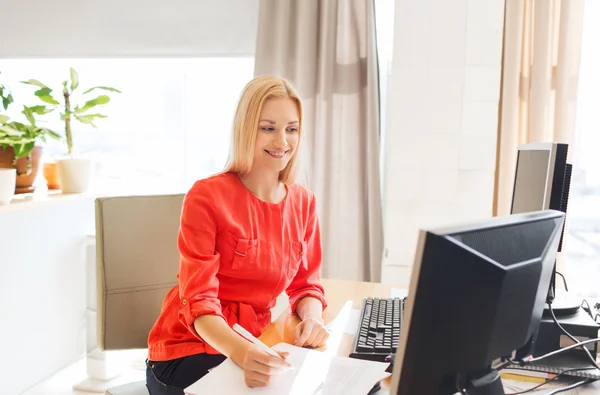 Mujer creativa escribiendo a cuaderno en la oficina — Foto de Stock