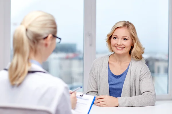 Lächelnder Arzt und Frau treffen sich im Krankenhaus — Stockfoto