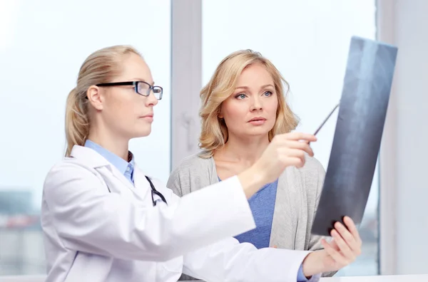 Paciente y médico con radiografía de columna vertebral — Foto de Stock