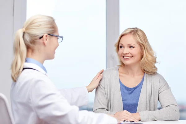 Doctor talking to woman patient at hospital — Stock Photo, Image