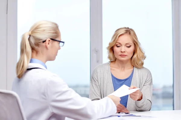 Doktor dává předpis žena v nemocnici — Stock fotografie