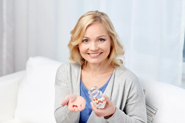 Счастливая женщина средних лет с лекарствами на дому — стоковое фото