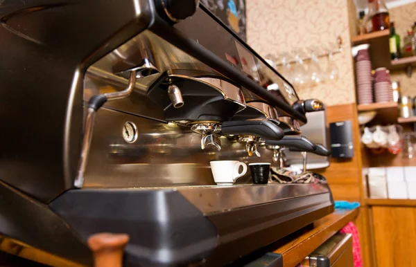 Närbild på kaffemaskinen på café eller restaurang — Stockfoto