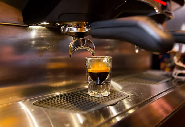 Close-up van espressomachine maken van koffie — Stockfoto