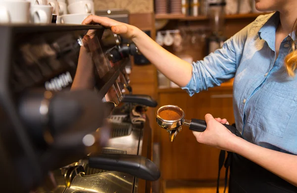 Закрытие женщины, заваривающей кофе на машине в кафе — стоковое фото