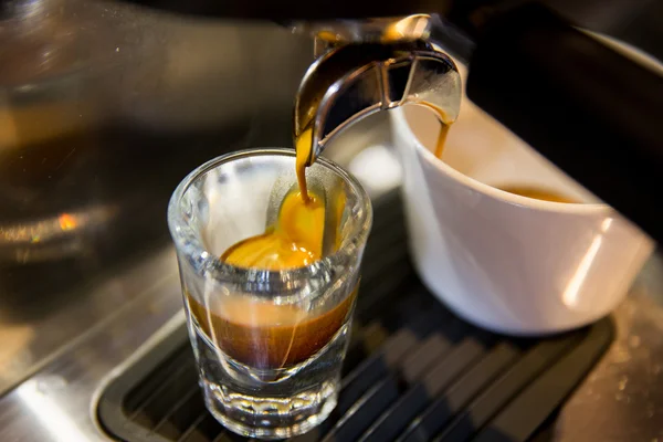 Nahaufnahme einer Espressomaschine, die Kaffee zubereitet — Stockfoto
