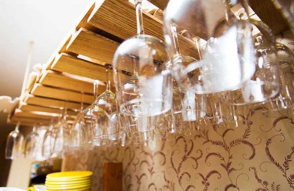 Wine glasses hanging upside down on bar holder — 图库照片