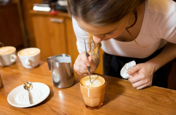 ショップやカフェでコーヒーを作る女性のクローズ アップ — ストック写真