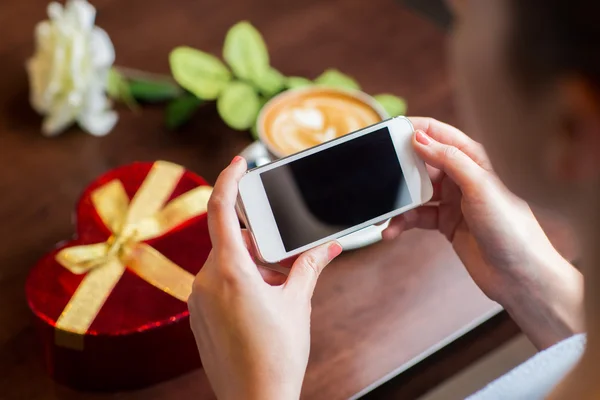 Close up de mãos com smartphone, presente e café — Fotografia de Stock