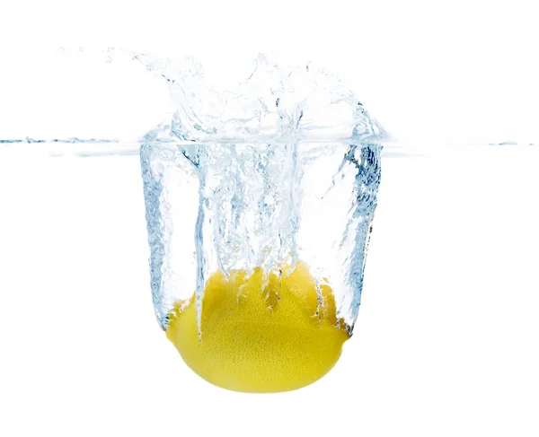 Zitrone fällt oder taucht mit Spritzer in Wasser — Stockfoto