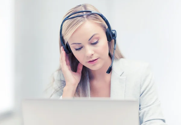 Vrouwelijke helpline operator met laptop — Stockfoto