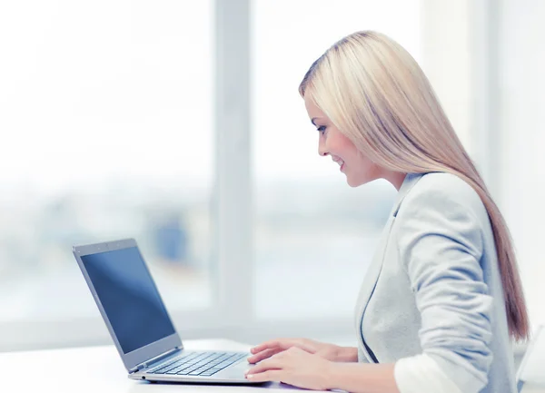 Zakenvrouw met laptop — Stockfoto