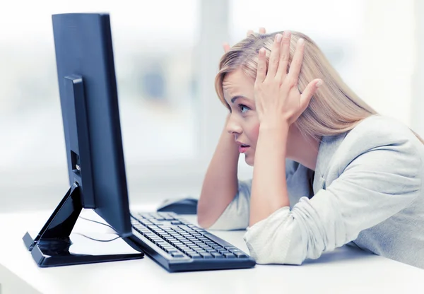 Mulher estressada com computador — Fotografia de Stock