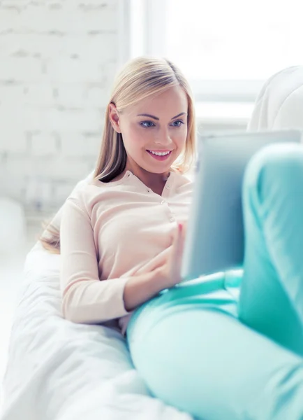 Mujer con tableta pc — Foto de Stock