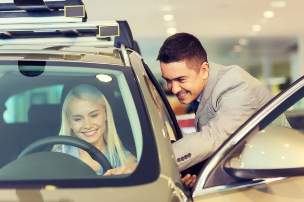 Mujer feliz con concesionario de coches en auto show o salón — Foto de Stock