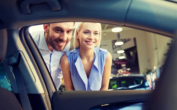 Casal feliz comprar carro em auto show ou salão — Fotografia de Stock