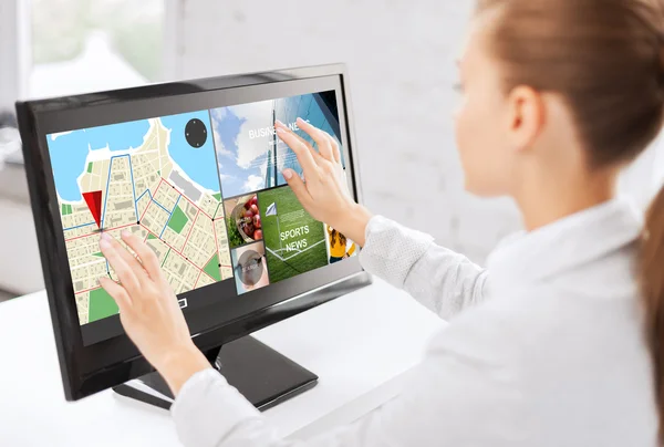 Geschäftsfrau mit Computer-Touchscreen im Büro — Stockfoto