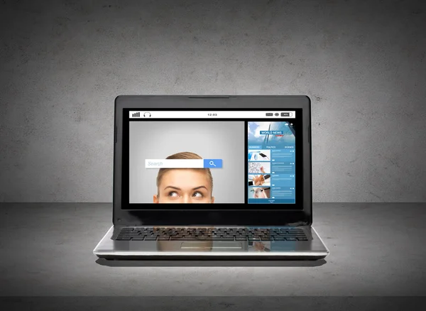Laptop mit Internet-Browser-Suchleiste auf dem Bildschirm — Stockfoto