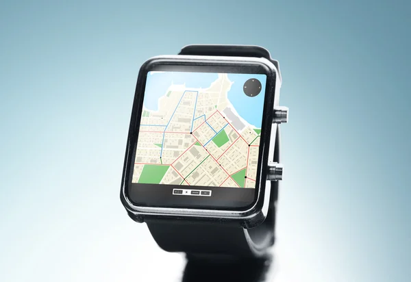 Primer plano de reloj inteligente con la aplicación de navegación gps — Foto de Stock