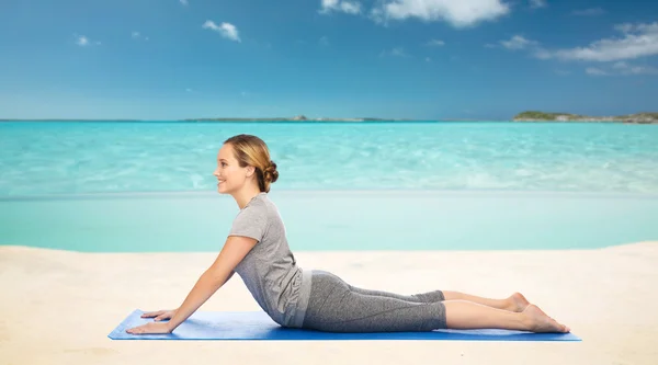 Kadın köpek poz kumsalda yoga yapmak — Stok fotoğraf