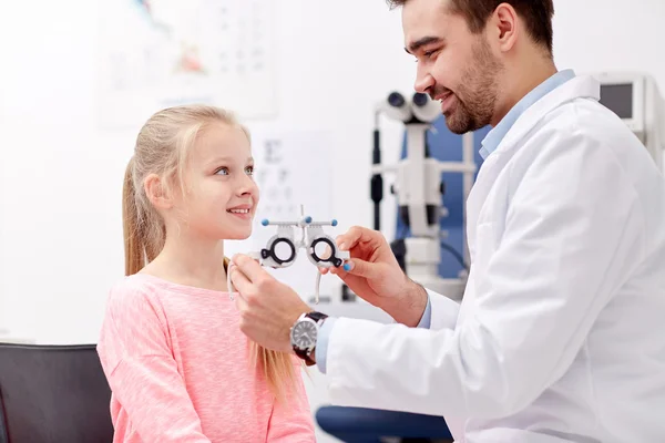 Optiker med rättegång ram och flicka på kliniken — Stockfoto