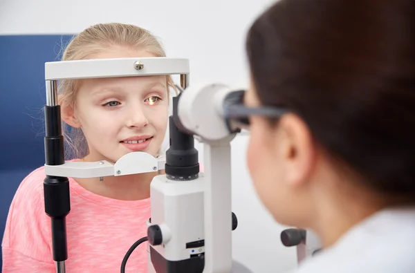 Οπτικός με τονόμετρο και ασθενής στο Οφθαλμολογικής Κλινικής — Φωτογραφία Αρχείου