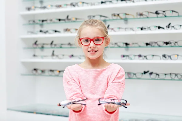 Menina em óculos na loja de óptica — Fotografia de Stock
