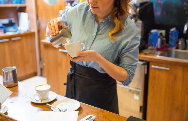 Primer plano de la mujer haciendo café en la tienda o cafetería — Foto de Stock